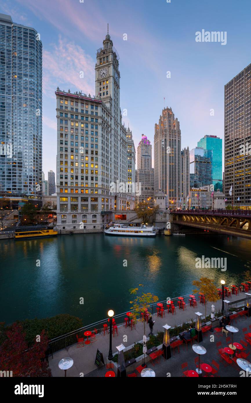 View of the Chicago downtown over the river Stock Photo - Alamy