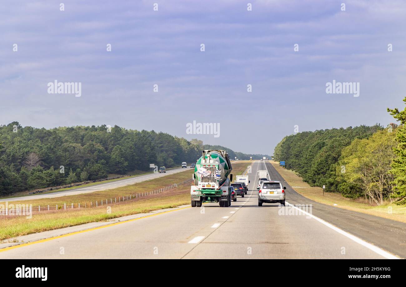 west bound traffic on Highway 27 in Eastern Long Island, NY Stock Photo