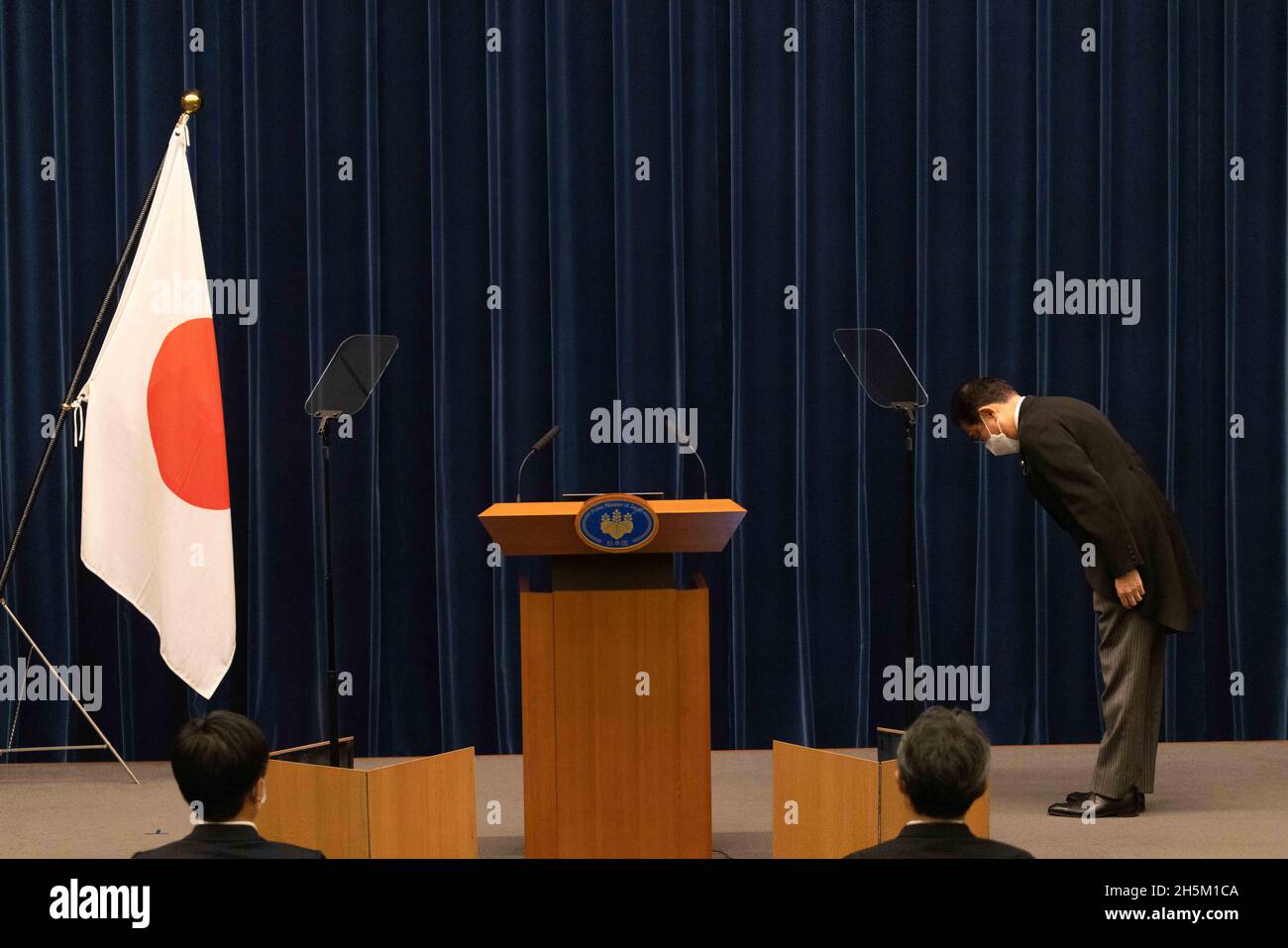 Tokyo, Japan. 10th Nov, 2021. Japanese Prime Minister, Kishida Fumio bows to Hinomaru (Japanese flag) before his Press conference at Kantei after the Liberal Democratic Party won the House of Representatives Election (October 31, 2021) as appointed Prime Minister. Credit: SOPA Images Limited/Alamy Live News Stock Photo