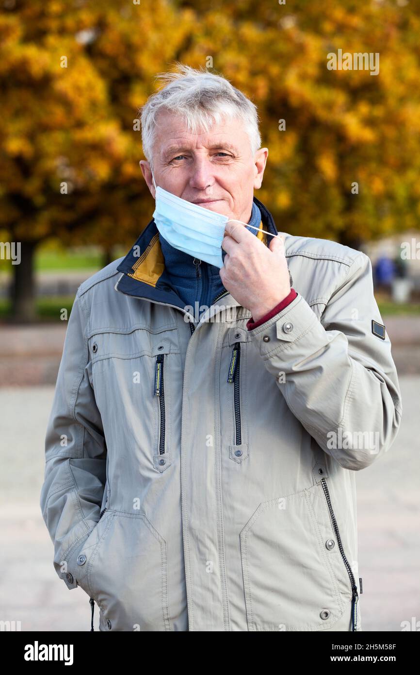 Man wearing surgical mask hi-res stock photography and images - Alamy