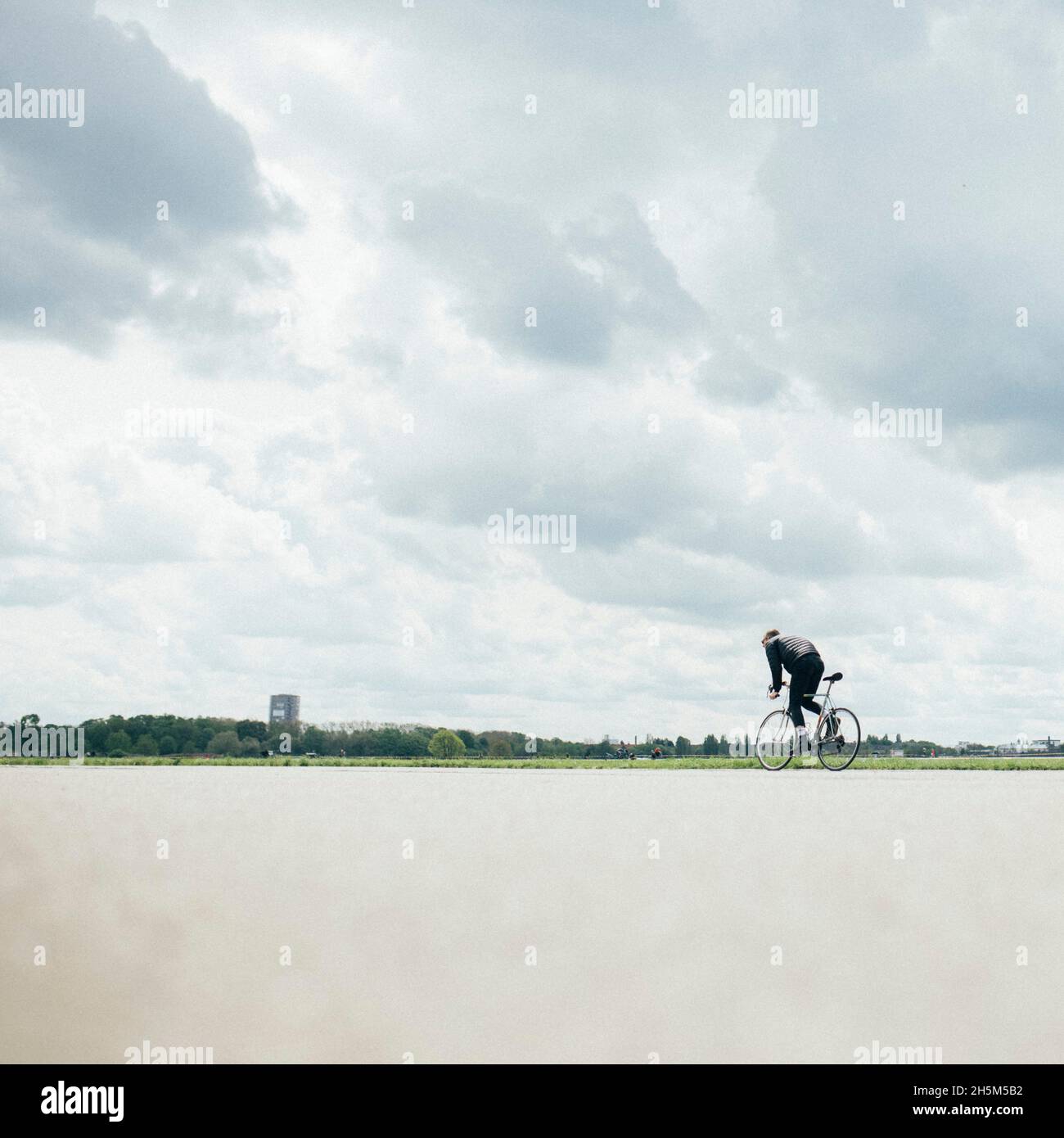 Berlin, Tempelhof, 15.05.21: Rennfahrer drehen ihre Runden auf dem stillgelegten Flughafen. Stock Photo