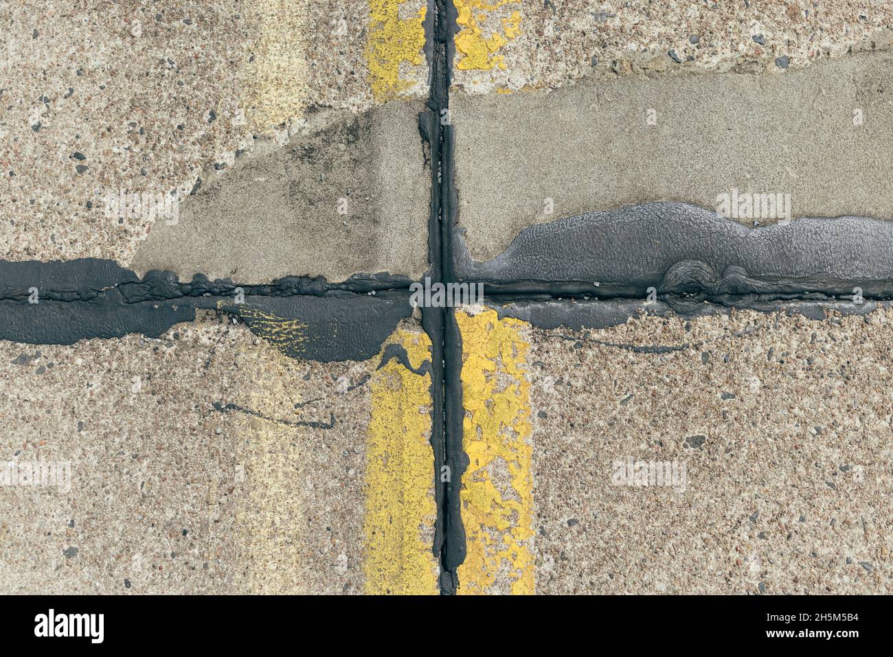 Berlin, Tempelhof, 15.05.21: Der Asphalt und das Teer erinner an alte Tage vom stillgelegten Flughafen. Stock Photo