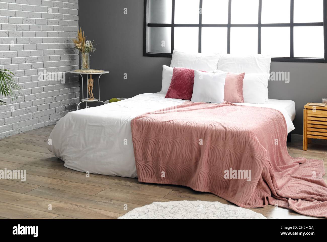 https://c8.alamy.com/comp/2H5MGAJ/interior-of-modern-room-with-big-comfortable-bed-and-pink-blanket-2H5MGAJ.jpg