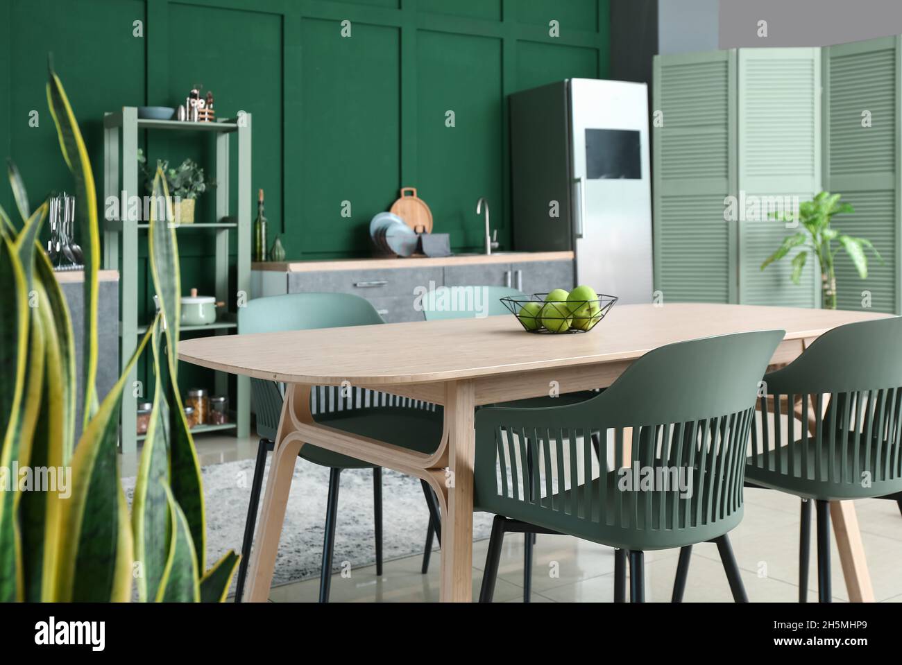 Dining table with green apples in stylish kitchen Stock Photo - Alamy