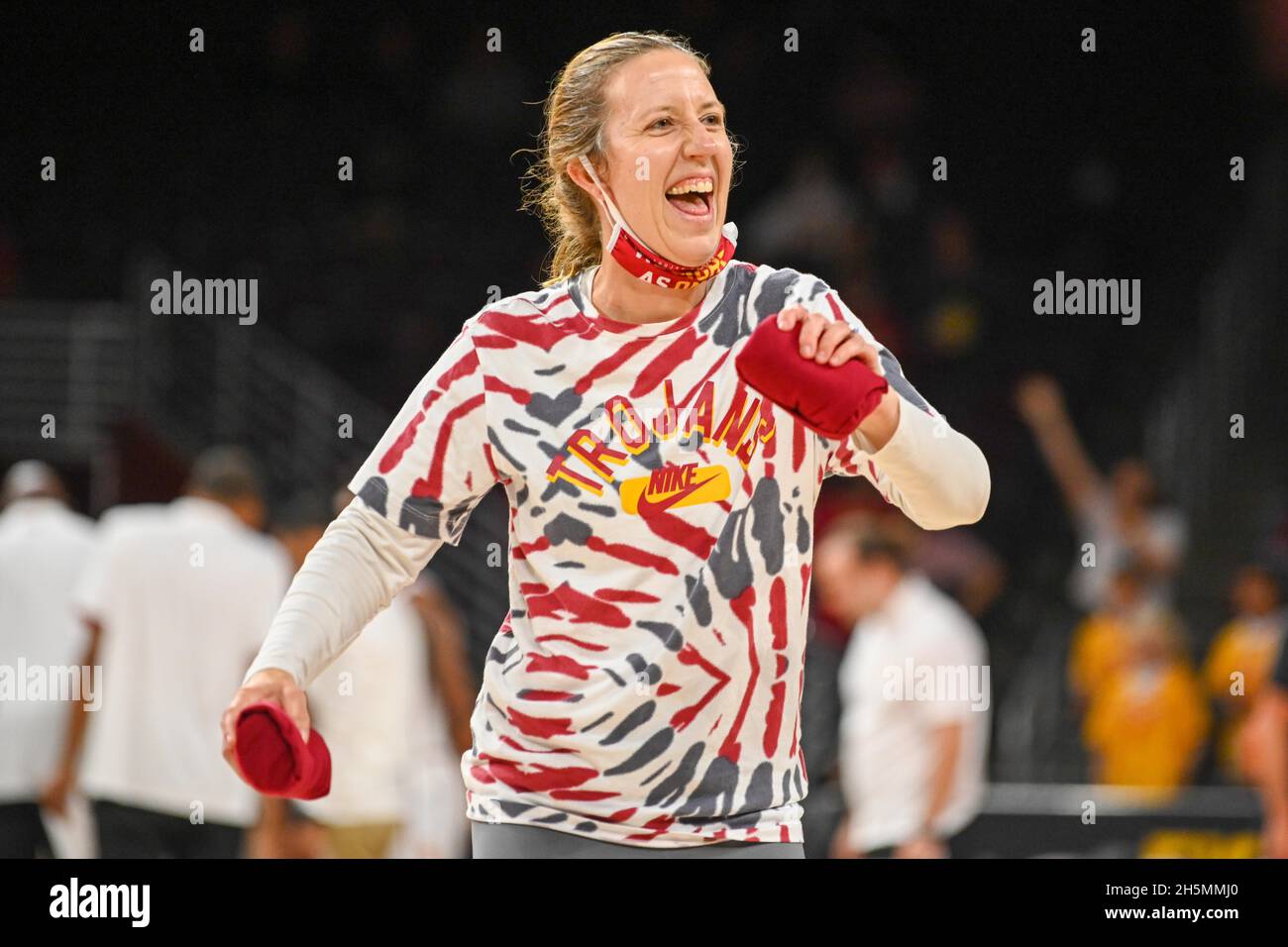 Southern California Trojans women’s basketball head coach Lindsay Gottlieb throws shirts to fans with her son, Jordan Peter Martin (not pictured), dur Stock Photo