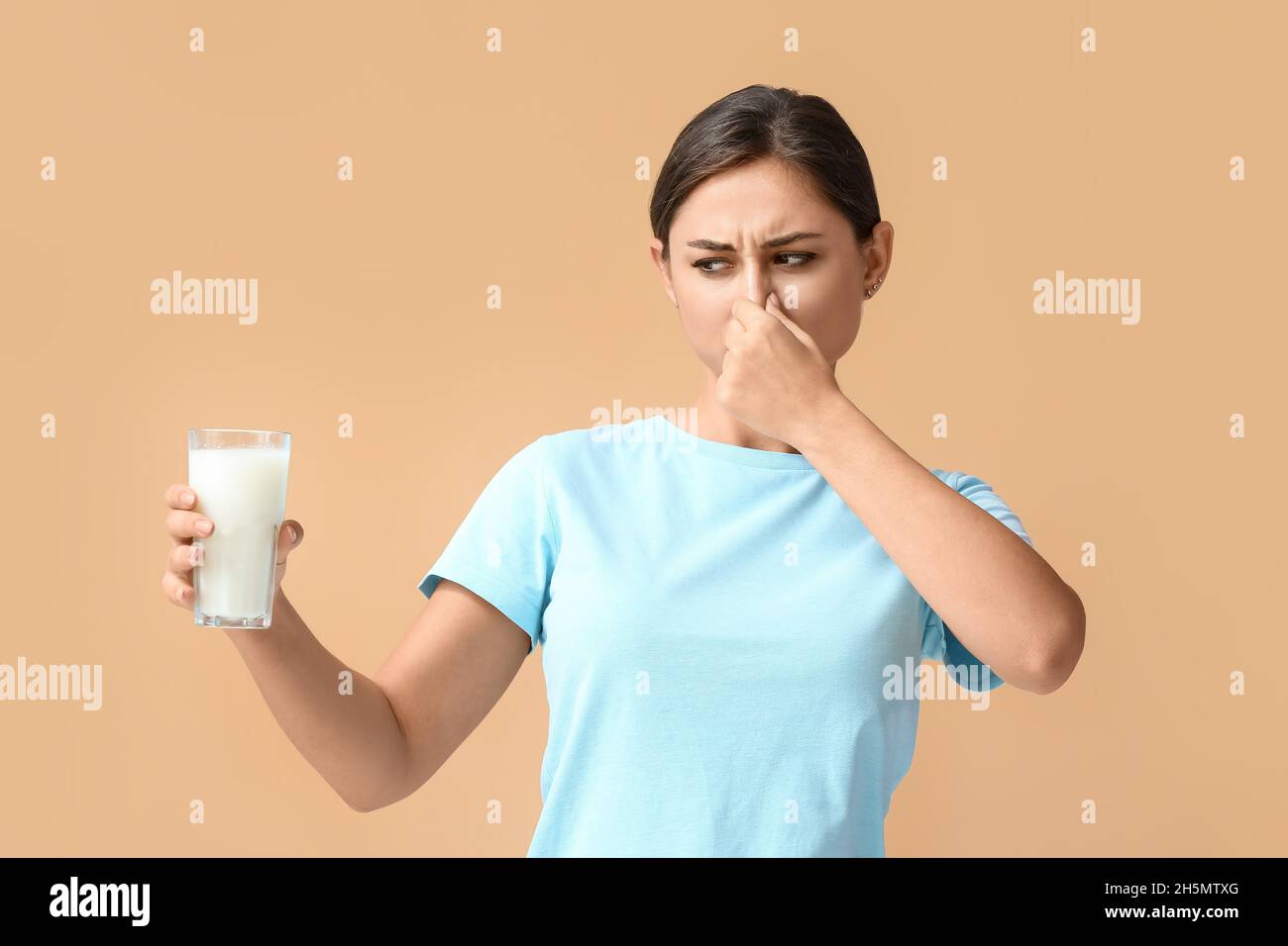 человек зажимает нос. кислый запах у женщин. кислый запах пота. выделения с кислым запахом. лицо пахнет кислым.