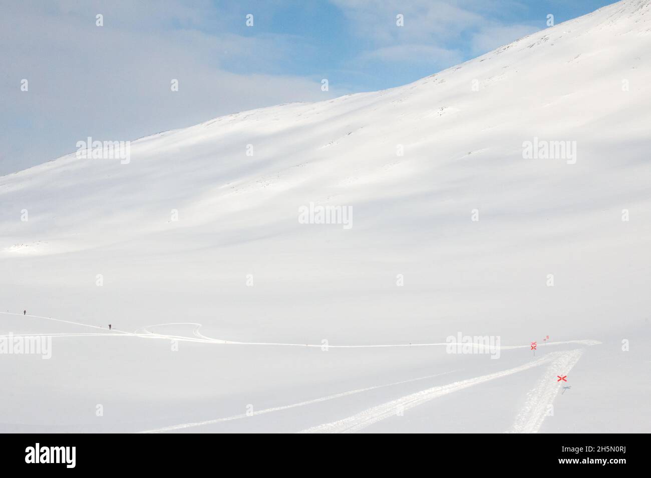 Tiny skiers approaching the Tjaktja pass, Kungsleden trail between Abisko and Nikkaluokta, Sweden, Lapland, April 2021 Stock Photo
