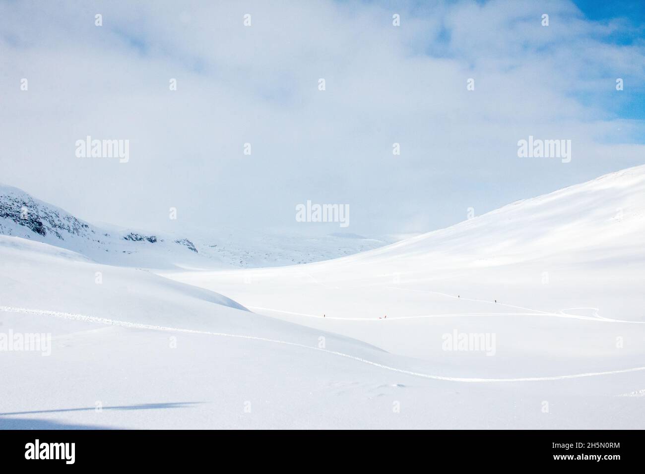 Tiny skiers on their way to Tjaktja pass, Kungsleden trail between Abisko and Nikkaluokta, April 2021 Stock Photo