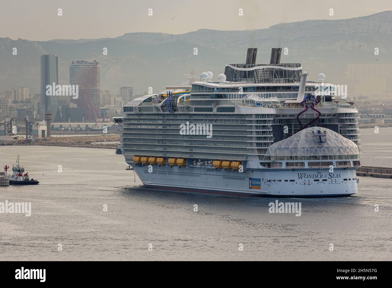 Wonder of the seas cruise hi-res stock photography and images - Alamy
