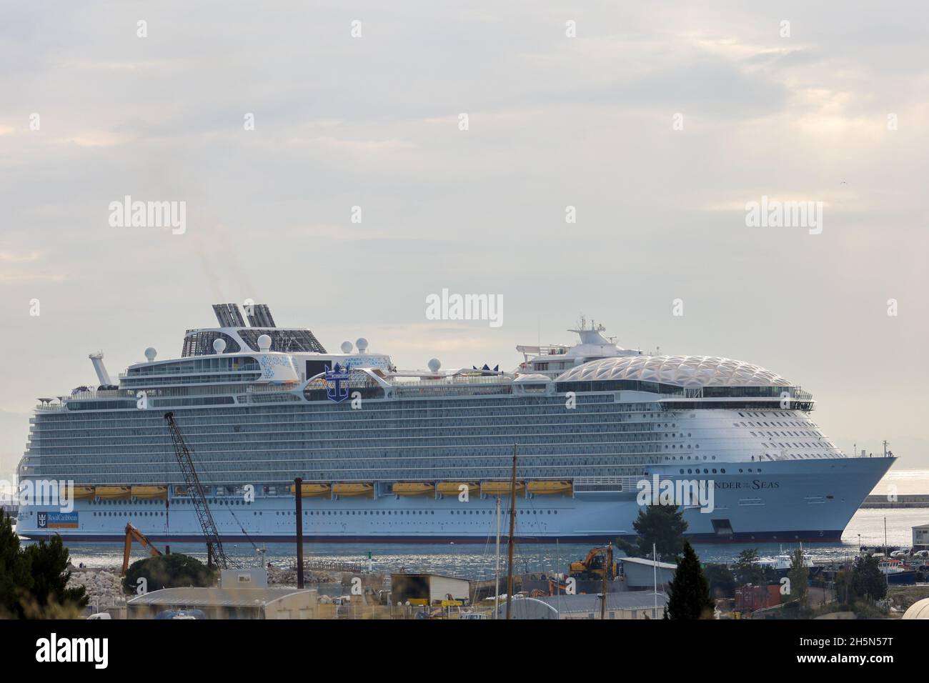 Wonder of the seas cruise hi-res stock photography and images - Alamy