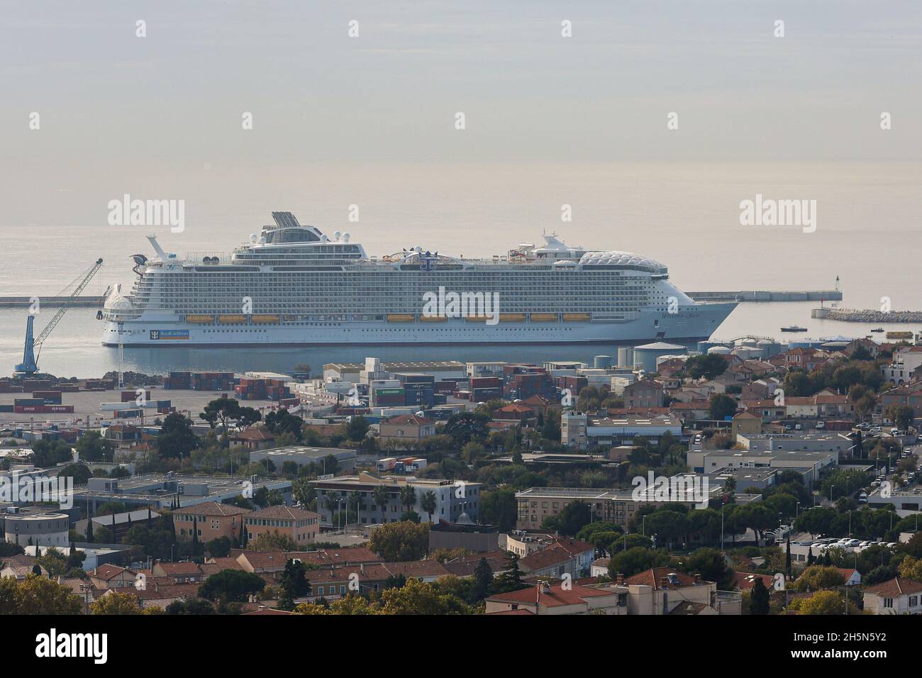 Wonder of the seas cruise hi-res stock photography and images - Alamy