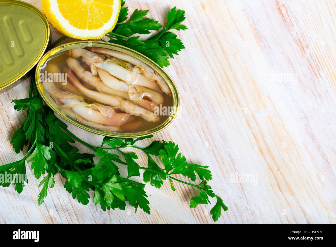 Navajas shellfish in oil Stock Photo - Alamy