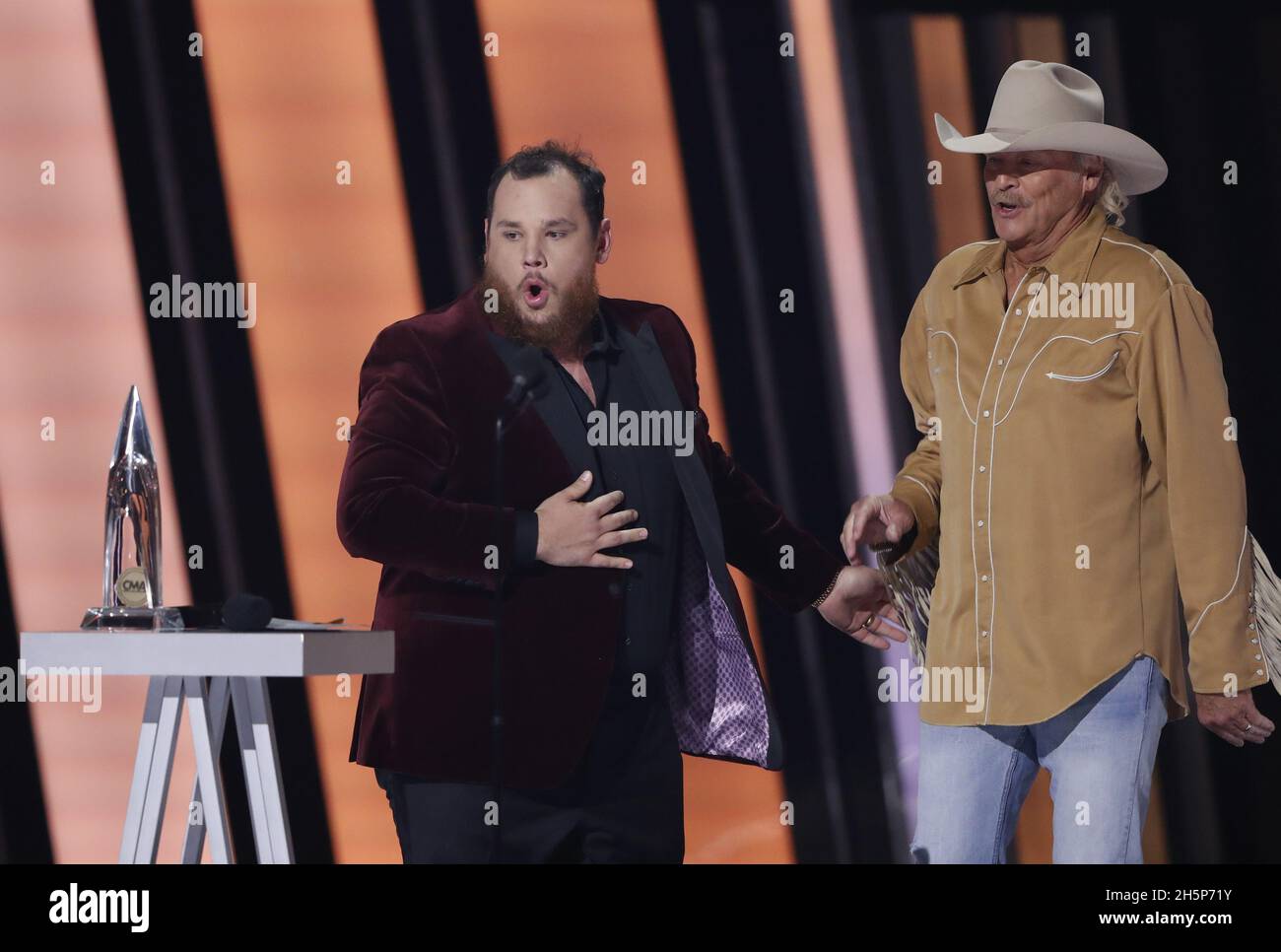 Nashville, United States. 10th Nov, 2021. Luke Combs receives the award