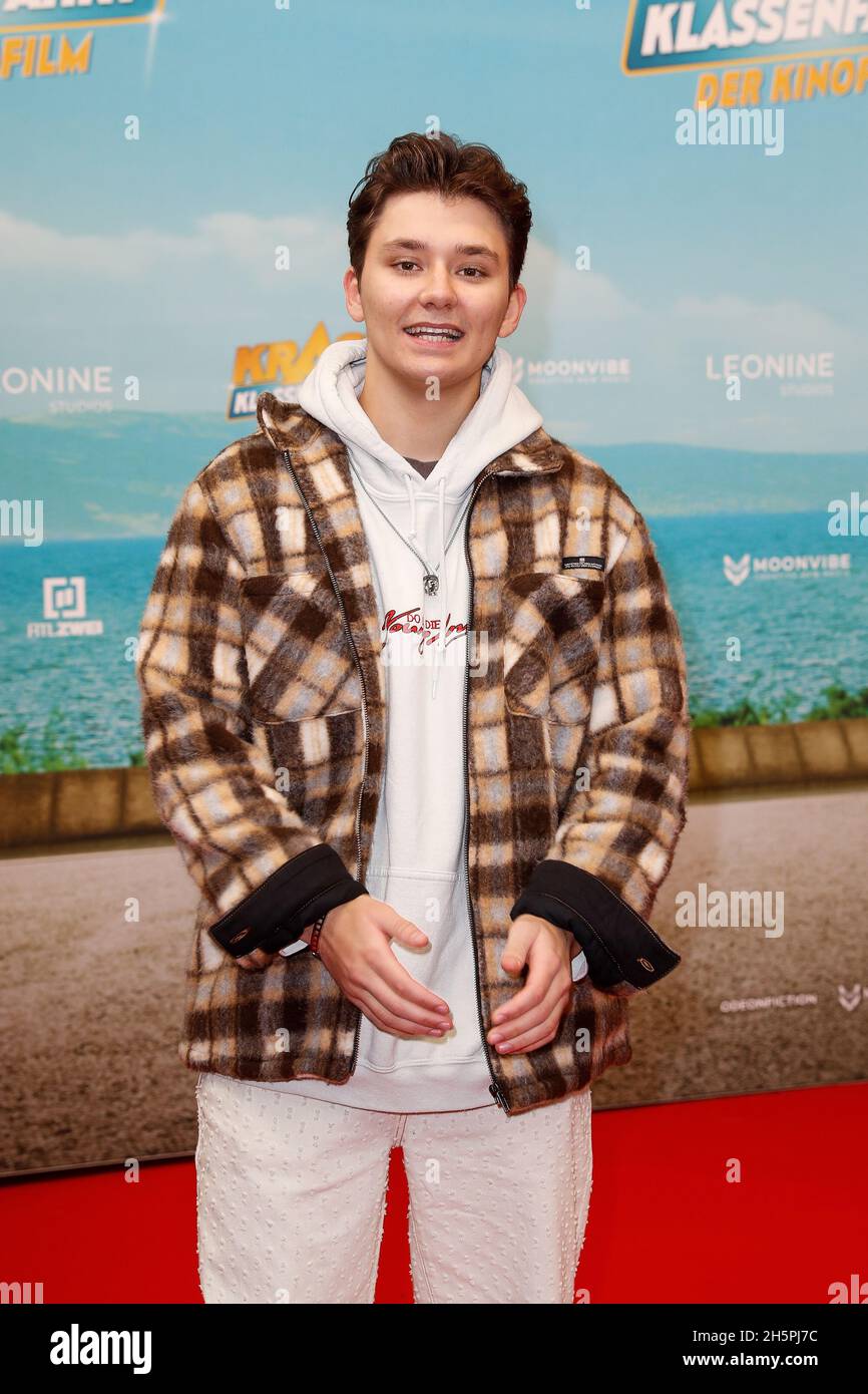 Berlin, Germany. 10th Nov, 2021. Keanu Rapp comes to the premiere of ...