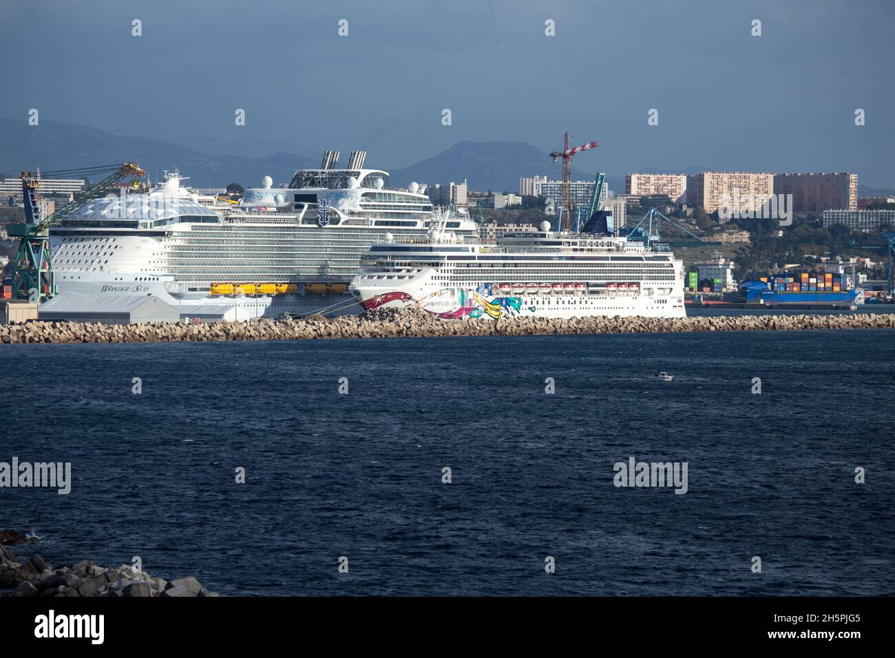 Wonder of the seas cruise hi-res stock photography and images - Alamy