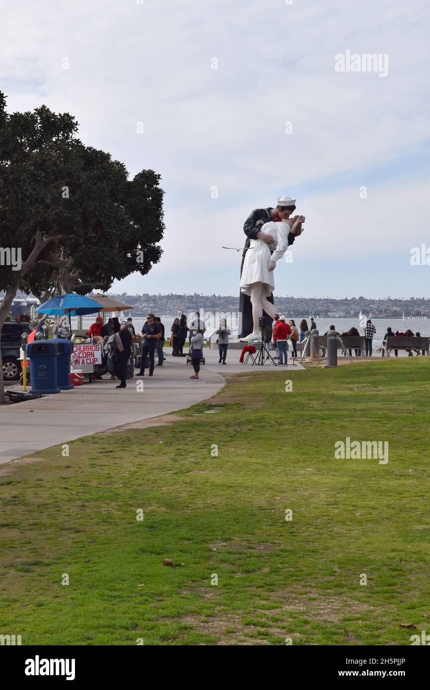 Tourists observign the famous Kissing Soldier statue in San Diego Stock Photo Alamy