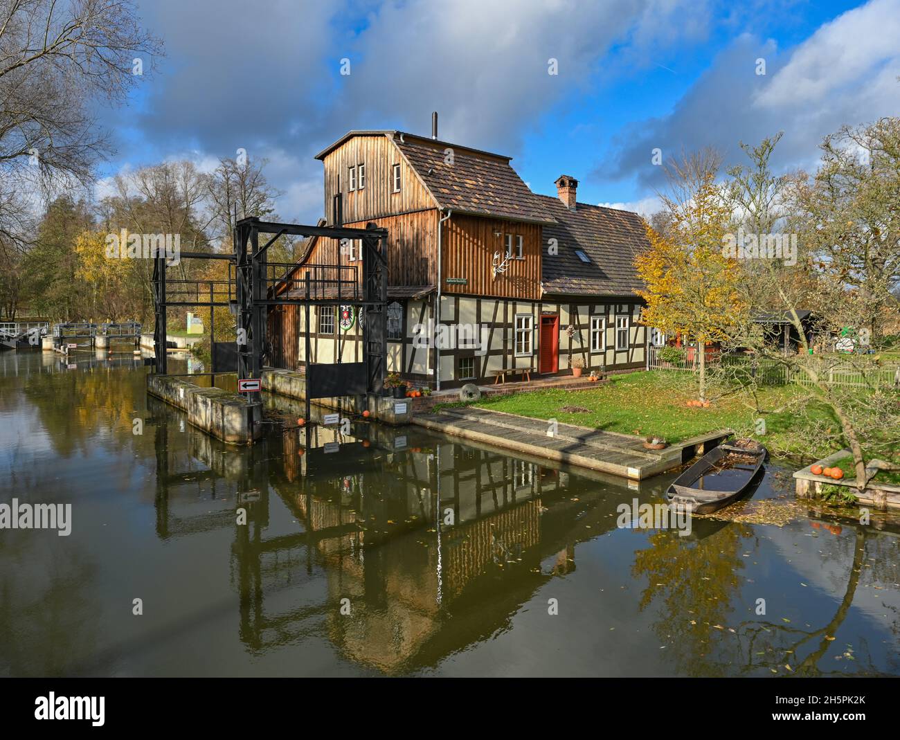 Raddusch, Germany. 09th Nov, 2021. The Radduscher Buschmühle is reflected in the water of a stream (waterway) in the Spreewald. Credit: Patrick Pleul/dpa-Zentralbild/ZB/dpa/Alamy Live News Stock Photo