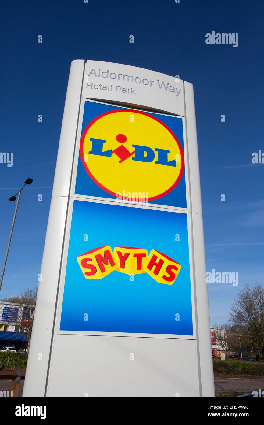 Smyths toy store hi-res stock photography and images - Alamy