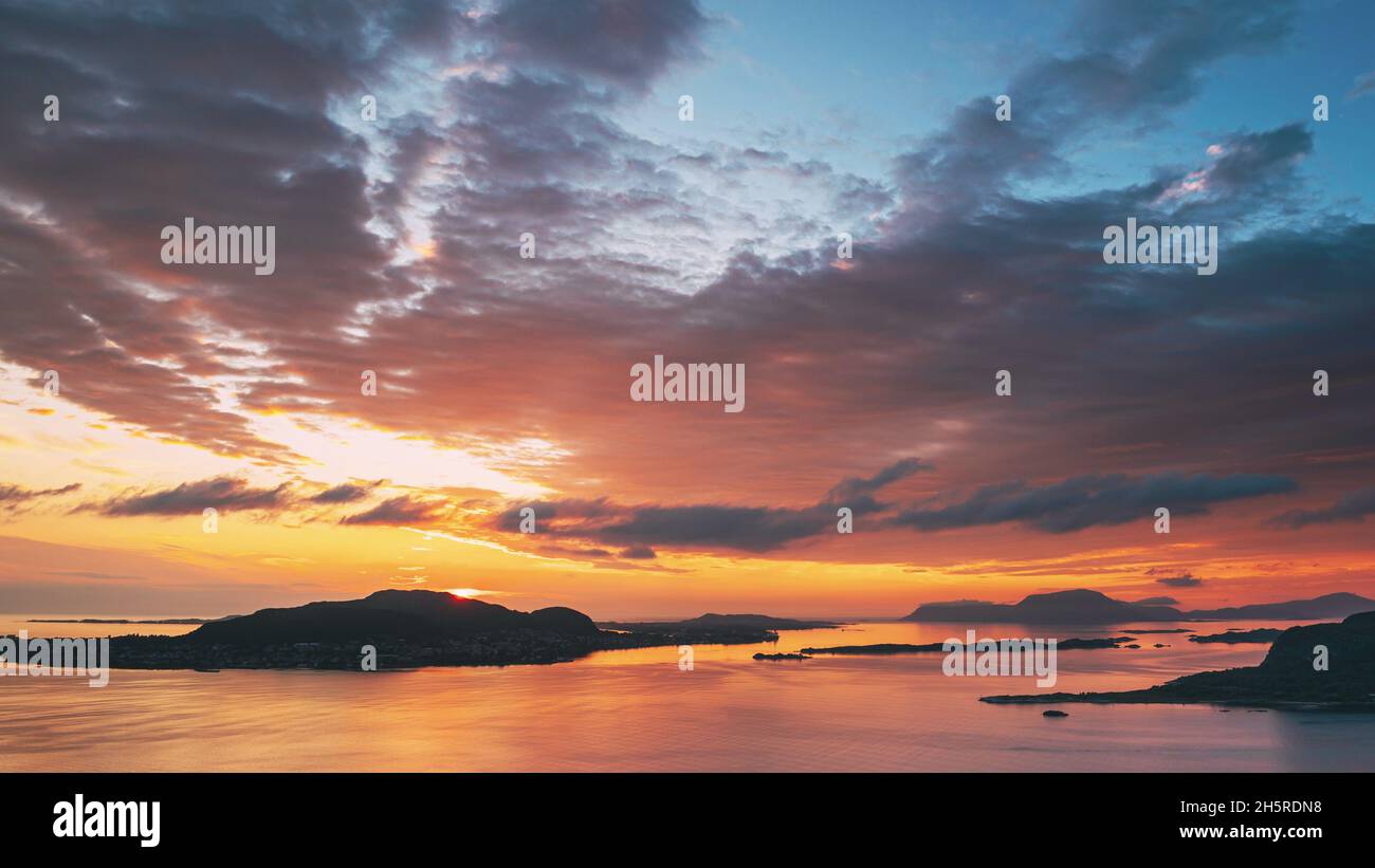 Time lapse sun north horizon hi-res stock photography and images - Alamy