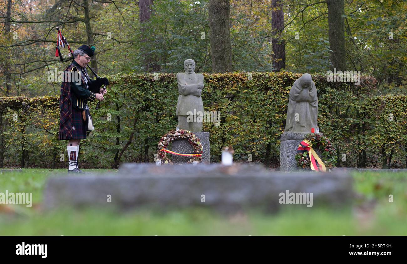 Vladlso, Belgium. 11th Nov, 2021. A bagpiper plays in remembrance of the fallen at the grave of Peter Kollwitz, near the memorial The Grieving Parents at German War Cemetery Vladslo in Flanders. Credit: Juergen Schwarz/Alamy Live News Stock Photo