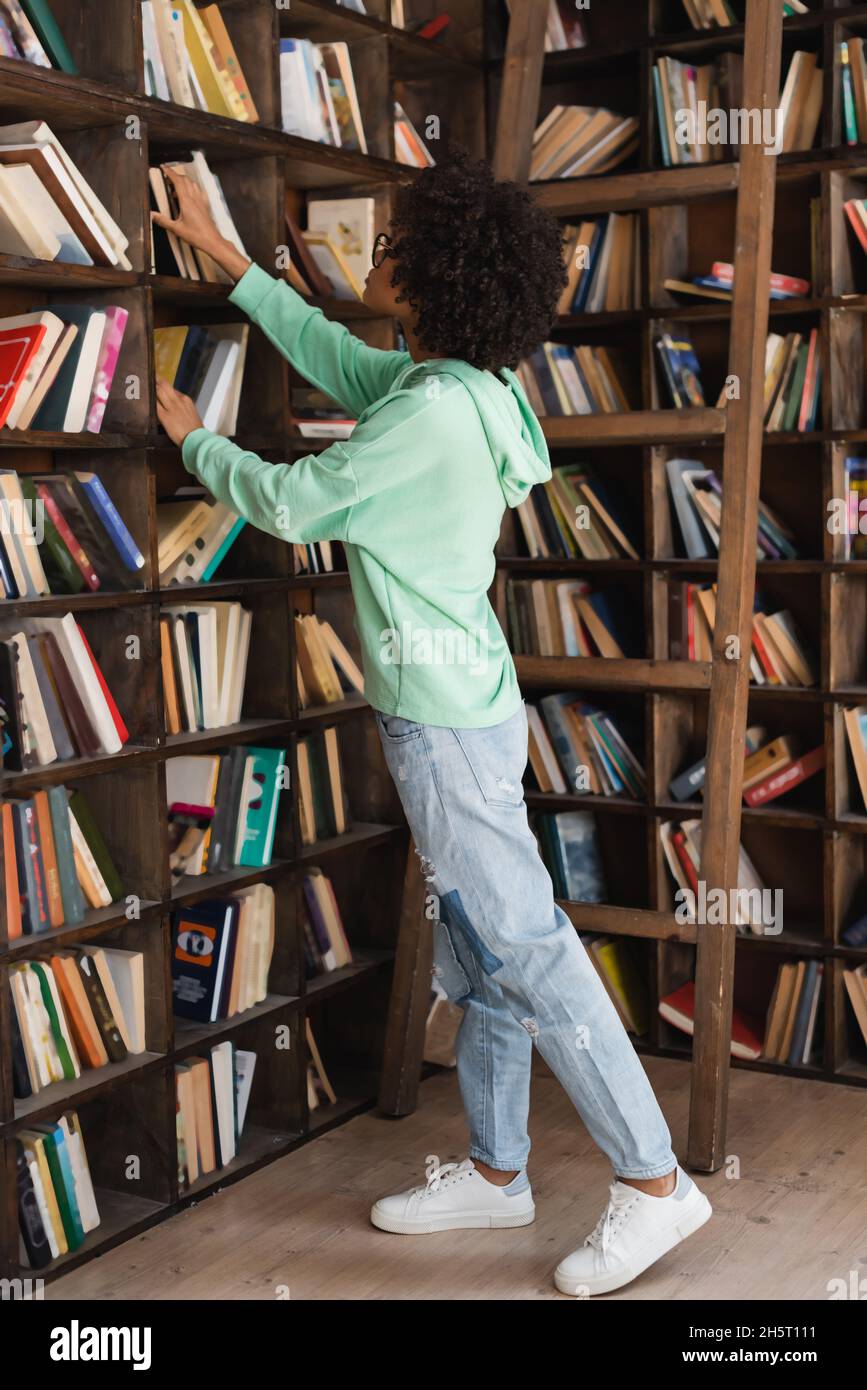 Woman ladder library hi-res stock photography and images - Alamy
