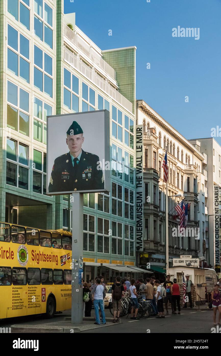 Picture of American soldier Jeff Harper at Checkpoint Charlie border post on the street Friedrichstraße in Berlin, Germany. Behind is the 'Mauermuseum... Stock Photo