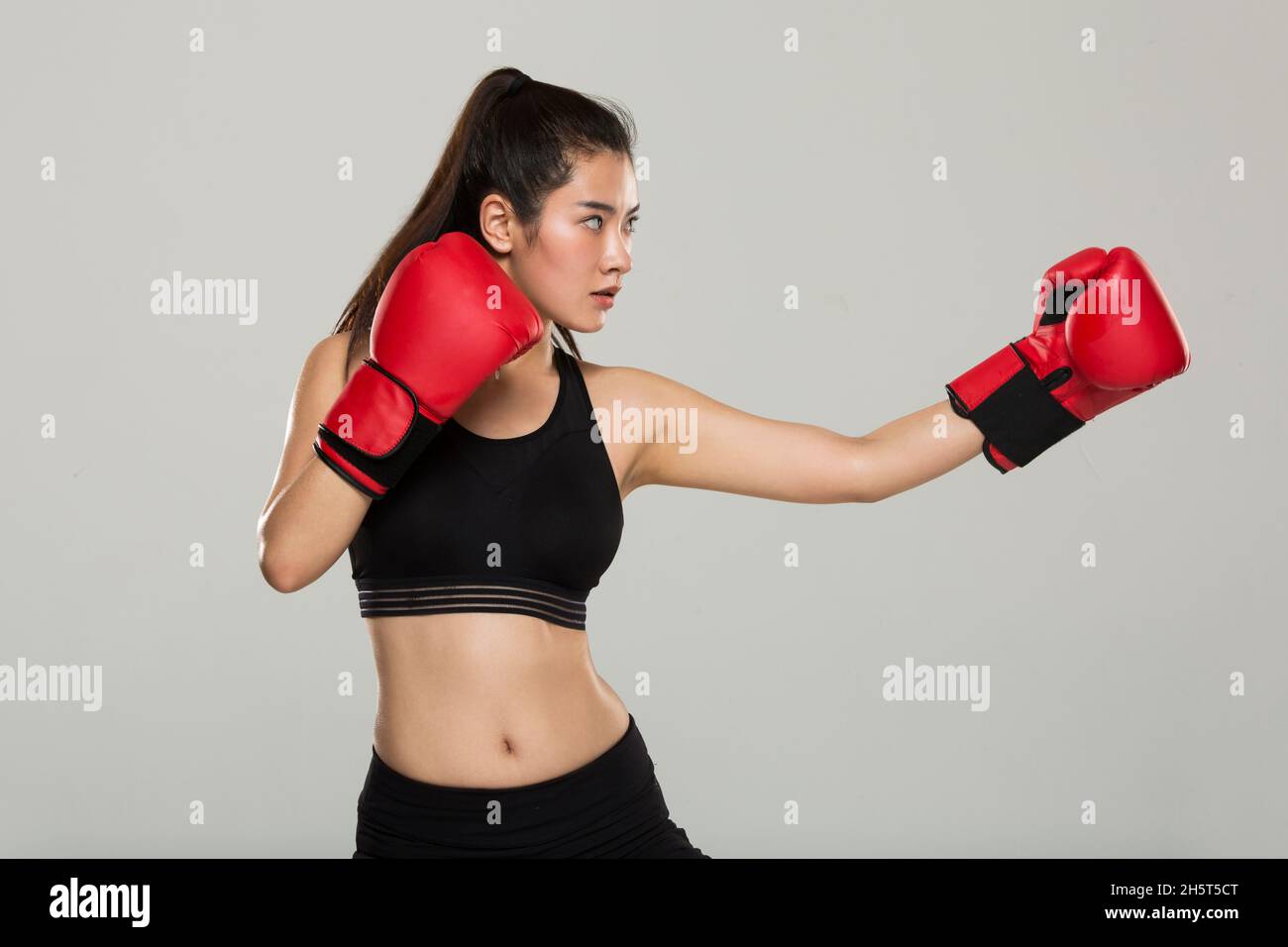 Young and beautiful female boxer Stock Photo - Alamy