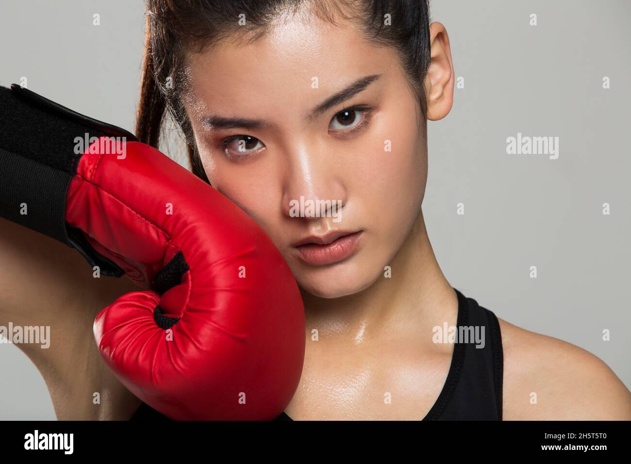 Young and beautiful female boxer Stock Photo Alamy
