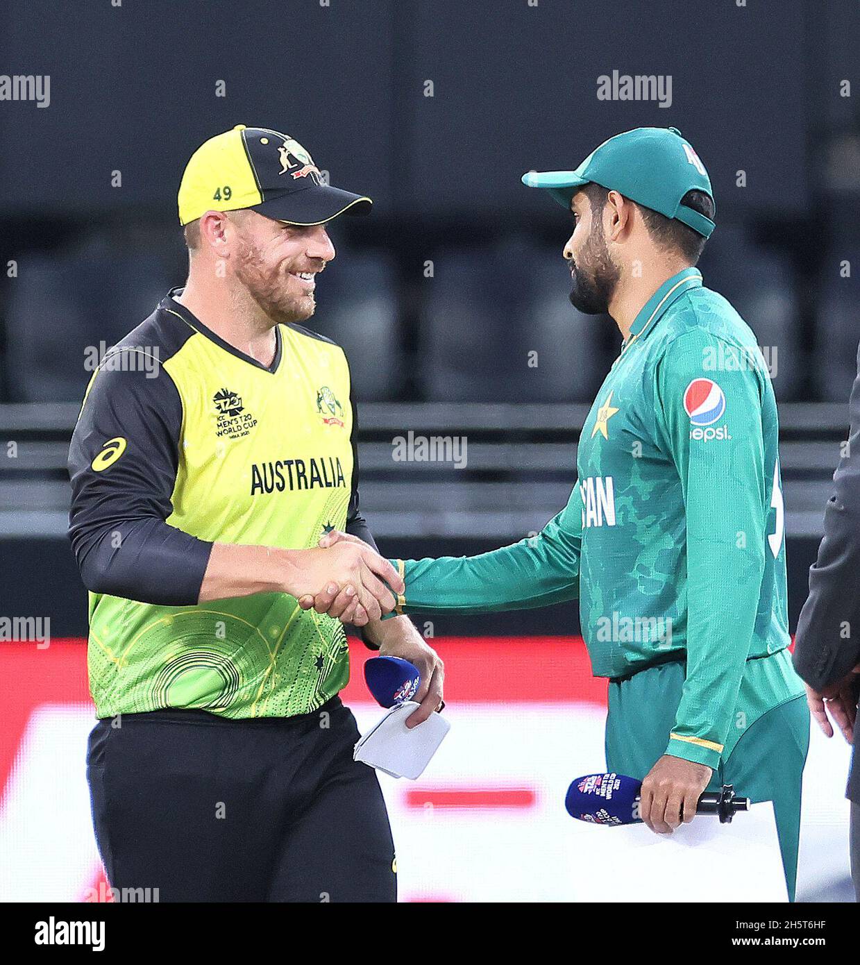 Dubaii, UAE, 11, Nov 2021: ICC T20 2nd Semi Finals: Pakistan Vs Australia : The Captains of Ausstralia and Pakistan Aron Finch and Babar Azamduring the toss, Australia won the toss and chose  to field  during 2nd semi in Dubai Interrnaational Stadium onThursday . Photo Credit : Seshadri SUKUMAR Credit: Seshadri SUKUMAR/Alamy Live News Credit: Seshadri SUKUMAR/Alamy Live News Credit: Seshadri SUKUMAR/Alamy Live News Stock Photo