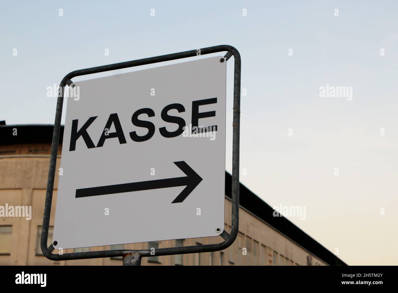 Ein weißes Schild mit schwarzer Schrift 'Kasse' mit Pfeil in Richtung rechts. Rügen, Deutschland. Stock Photo