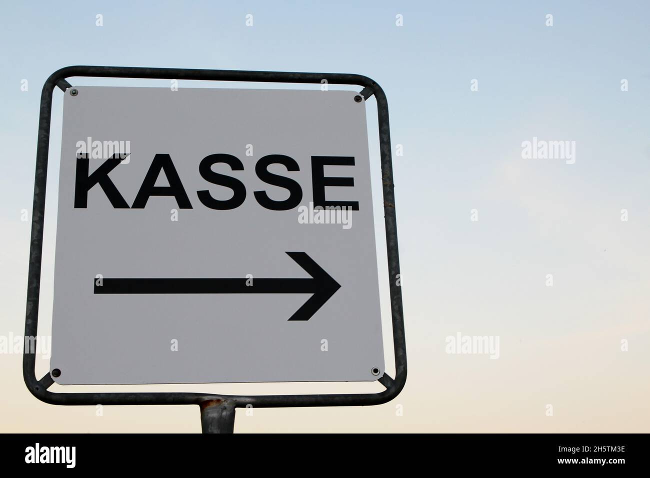 Ein weißes Schild mit schwarzer Schrift 'Kasse' mit Pfeil in Richtung rechts. Rügen, Deutschland. Stock Photo