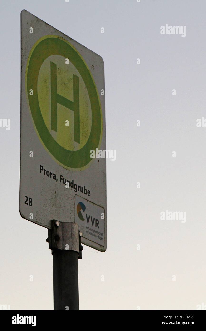 Altes Bushaltestellenschild (Bushaltestellen Schild) des VVR (Verkehrsgesellschaft Vorpommern-Rügen ) für die Haltestelle Prora Fundgrube, Rügen, D. Stock Photo