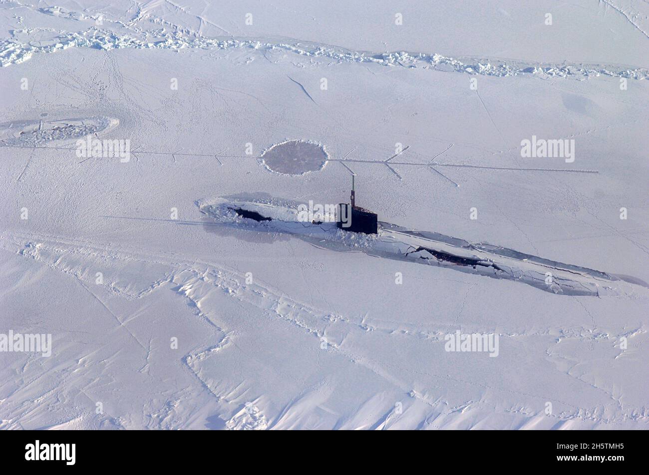 The U.S. Navy Los Angeles-class fast attack submarine USS Alexandria begins submerging after surfacing through two feet of ice during ICEX-07, a U.S. Navy and Royal Navy exercise conducted on and under a drifting ice floe March 18, 2007 about 180 nautical miles off the north coast of Alaska. Stock Photo