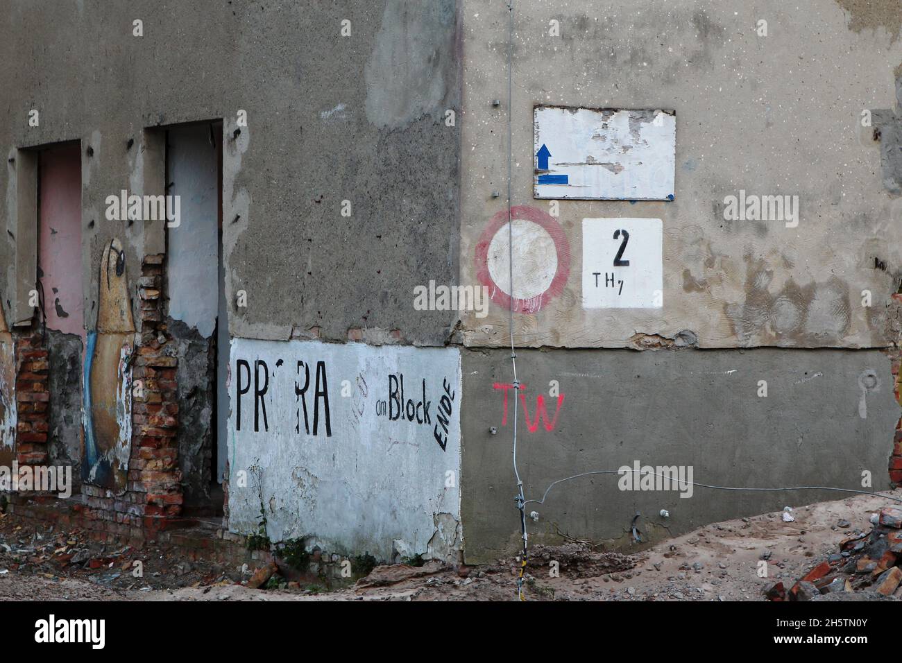 Abschnitt des Prora-Komplexes 'Koloss von Prora' 2017, mit Schriftzug 'Prora Block Ende' / auf die Wand gedrucktes Verbotsschild, abgebrochene Mauer. Stock Photo