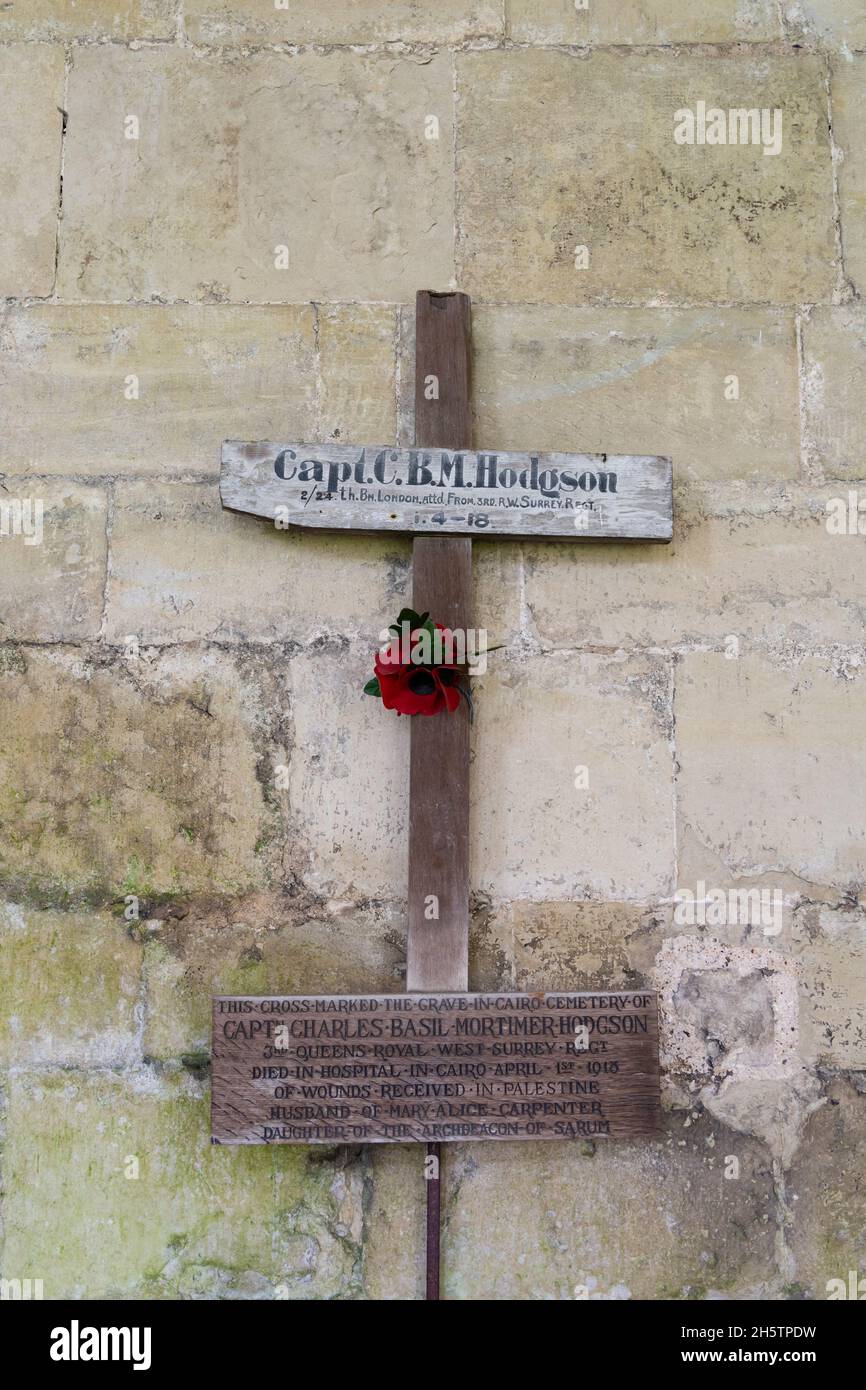 Battlefield cross dedicated to Captain Charles Basil Mortimer Hodgson, 3rd Queens Royal West Surrey Regiment. Died of wounds, Cairo, 1st April 1918. O Stock Photo