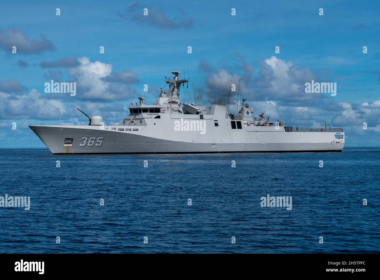 Java Sea, Indonesia. 09 November, 2021. The Indonesian Navy Diponegoro-class corvette KRI Diponegoro, sails alongside the Independence-variant littoral combat ship USS Jackson during Cooperation Afloat and Readiness and Training November 9, 2021in the Java Sea.  Credit: MC3 Andrew Langholf/Planetpix/Alamy Live News Stock Photo