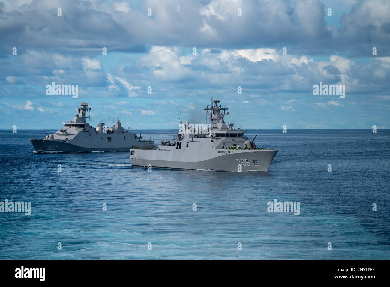 Java Sea, Indonesia. 09 November, 2021. The Indonesian Navy Diponegoro-class corvette KRI Diponegoro, center, and the Martadinata-class frigate KRI I Gusti Ngurah Rai sails alongside the Independence-variant littoral combat ship USS Jackson during Cooperation Afloat and Readiness and Training November 9, 2021in the Java Sea.  Credit: MC3 Andrew Langholf/Planetpix/Alamy Live News Stock Photo