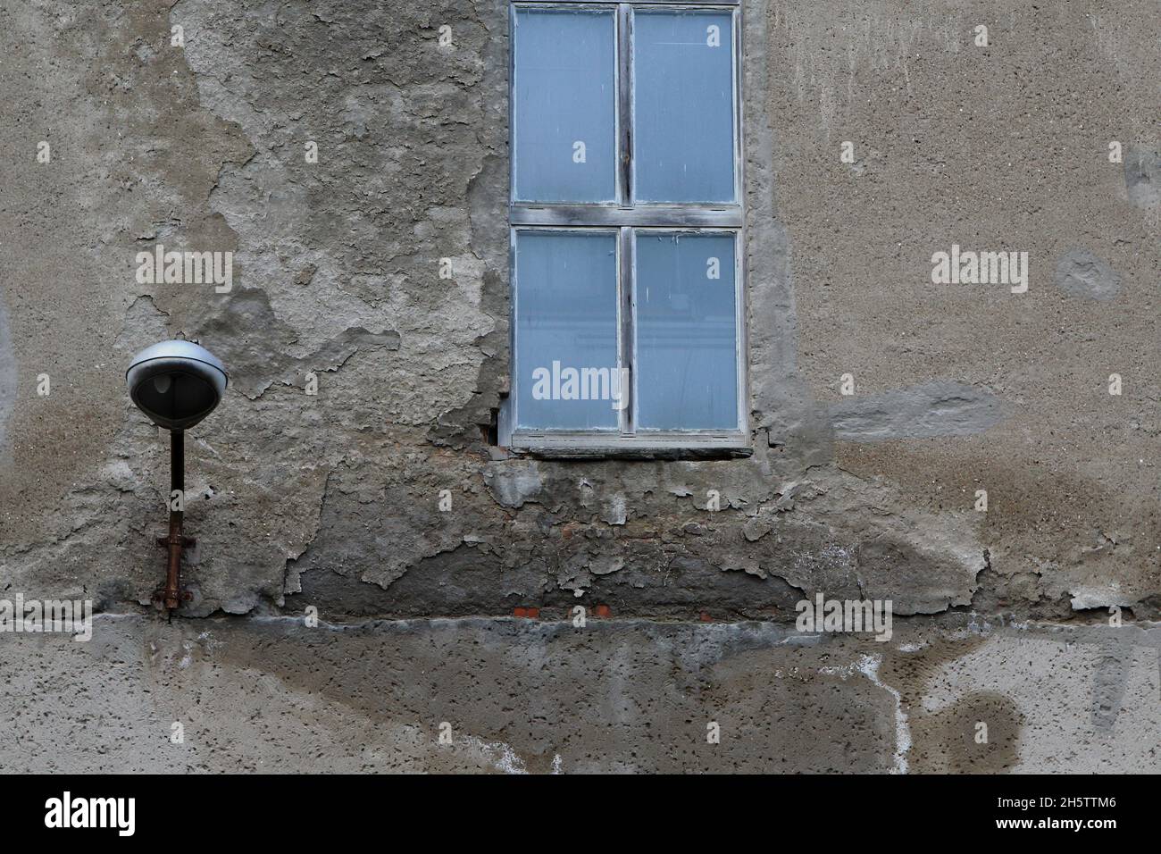 Alte, angerostete Außenleuchte / Wandlaterne an der Hauswand eines Abschnitts des Prora Komplexes 2017 'Koloss von Prora', Rügen, Deutschland. Stock Photo
