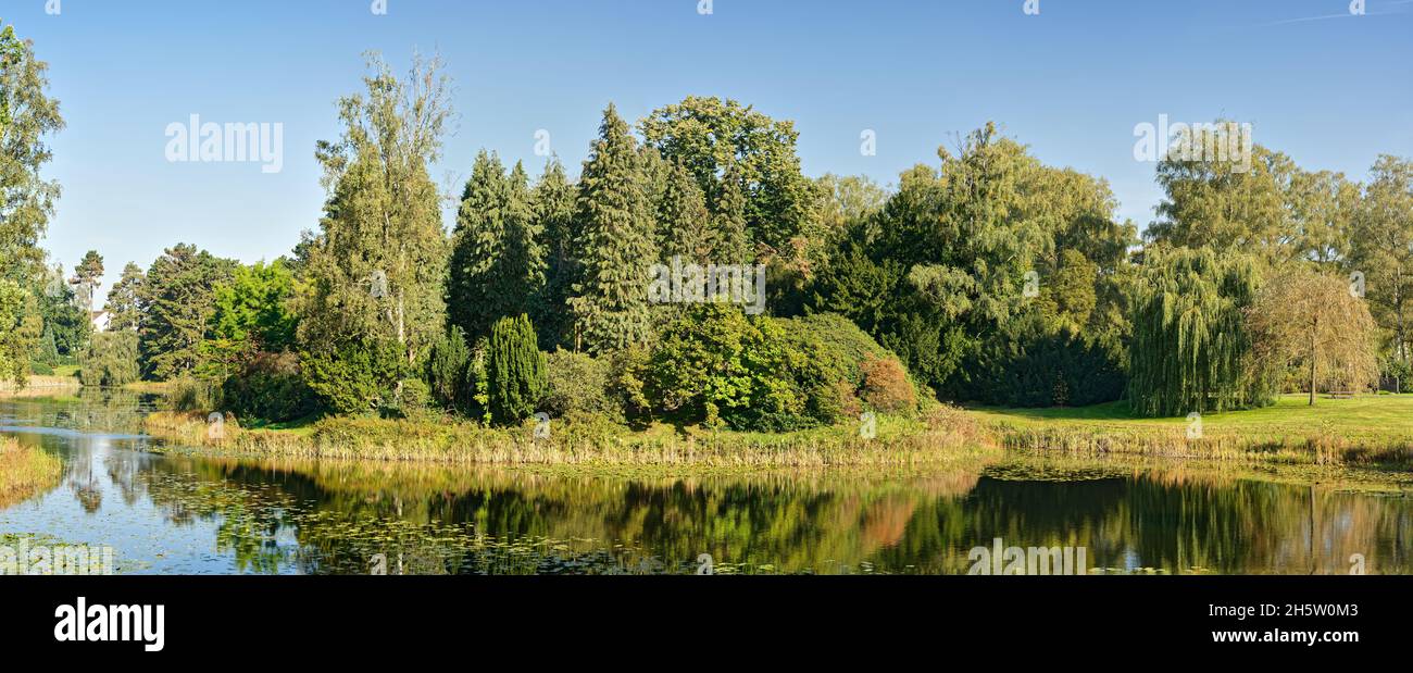 HQ Panorama - Herbstlandschaft mit Teich, Stöckener Stadtfriedhof in Hannover, Deutschland / Germany Stock Photo