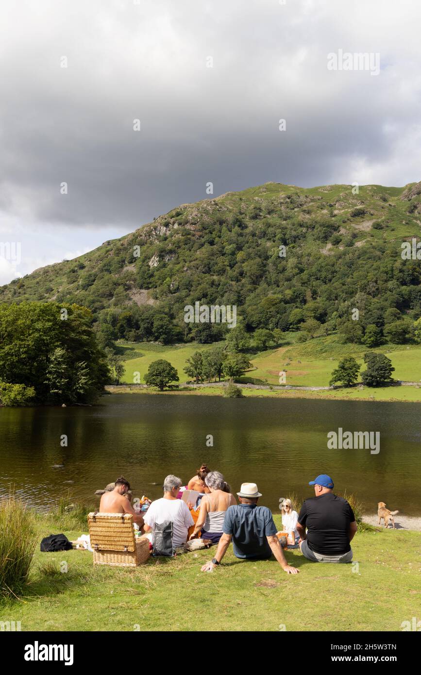 Family picnic lake hi-res stock photography and images - Alamy