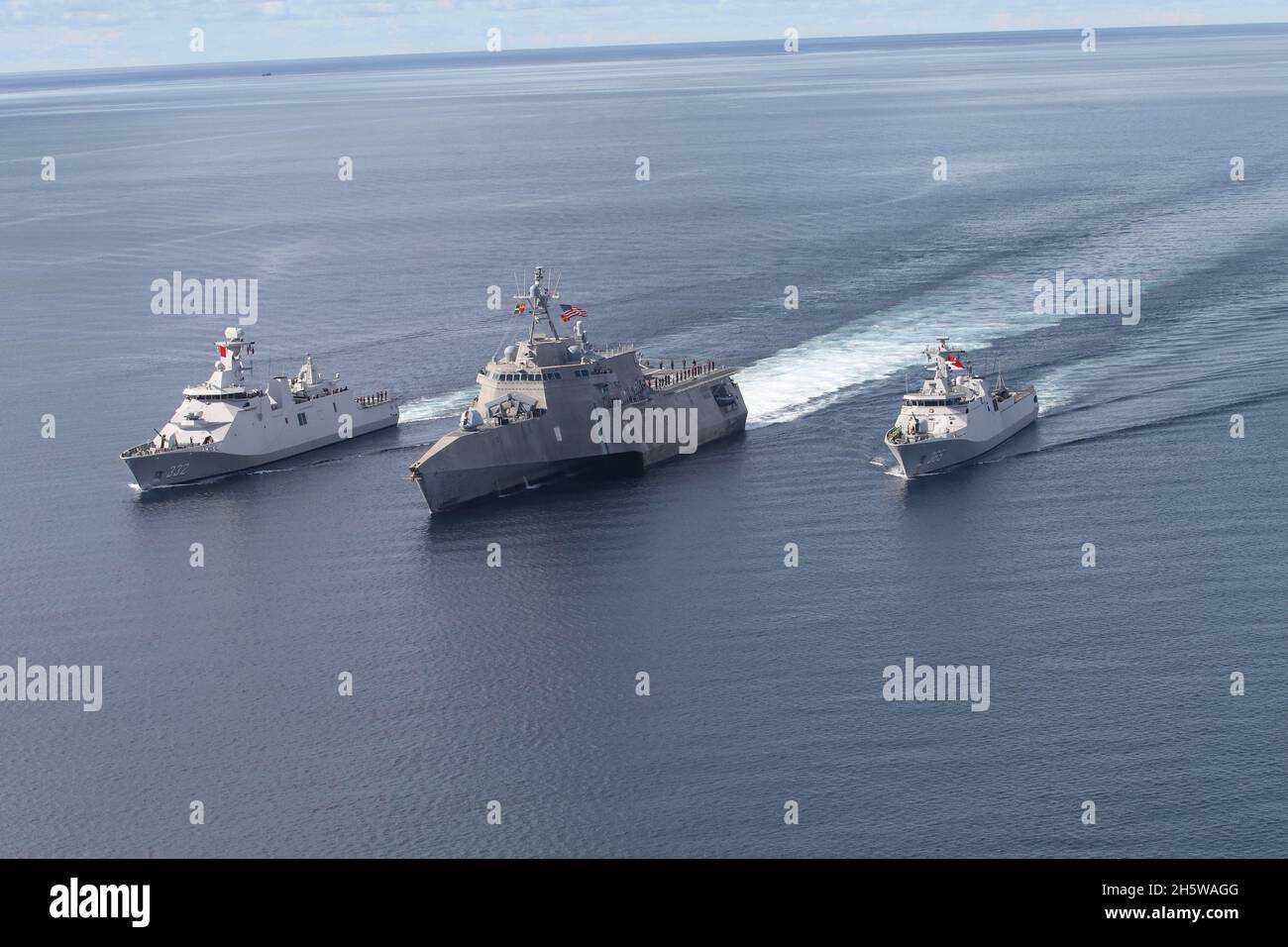 U.S. Navy Independence-variant littoral combat ship USS Jackson, center, sails with the Indonesian Navy Martadinata-class frigate KRI I Gusti Ngurah Rai, right, and the Indonesian Navy Diponegoro-class corvette KRI Diponegoro during Cooperation Afloat and Readiness and Training November 9, 2021in the Java Sea. Stock Photo