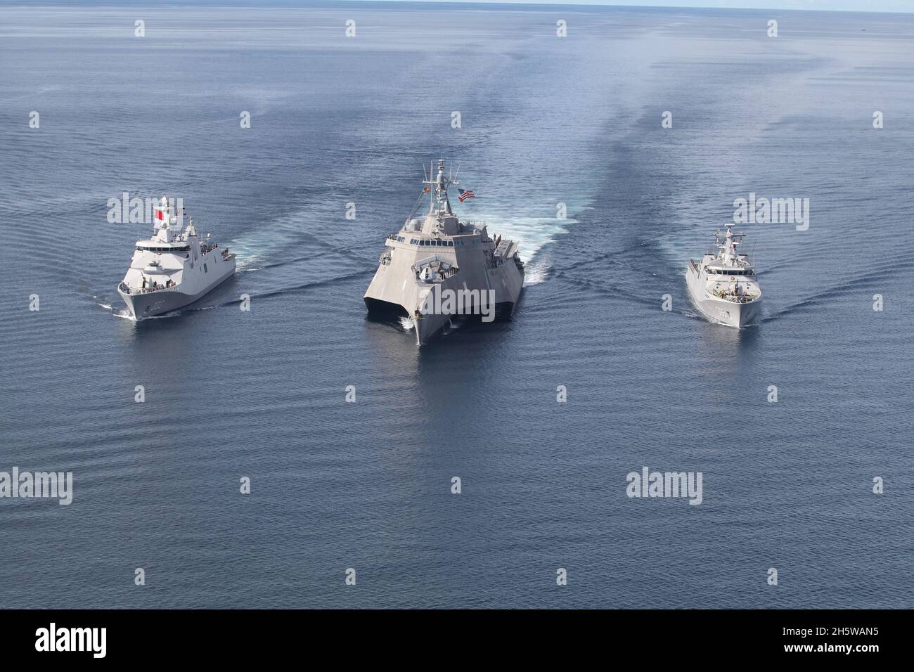 U.S. Navy Independence-variant littoral combat ship USS Jackson, center, sails with the Indonesian Navy Martadinata-class frigate KRI I Gusti Ngurah Rai, left, and the Indonesian Navy Diponegoro-class corvette KRI Diponegoro during Cooperation Afloat and Readiness and Training November 9, 2021in the Java Sea. Stock Photo