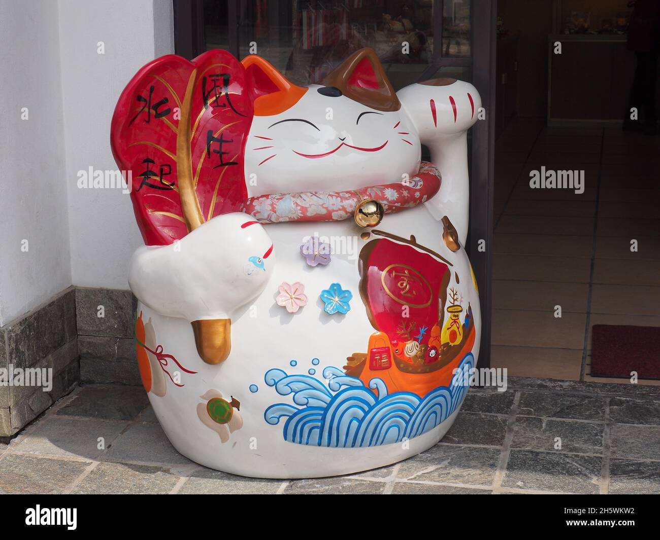 HONG KONG, CHINA Oct 12, 2018 A closeup of a ManekiNeko catshaped figurine Stock Photo Alamy