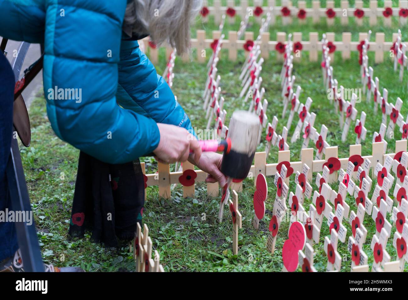 Westminster Abbey, London UK  11th Nov 2021. Tributes on Crosses with poppies are planted in the field of remembrance outside Westminster Abbey on Armistice day, each carries a personal message from member of public to honour those who have given their lives in Service for our country. Credit: Xiu Bao / Alamy Live News Stock Photo