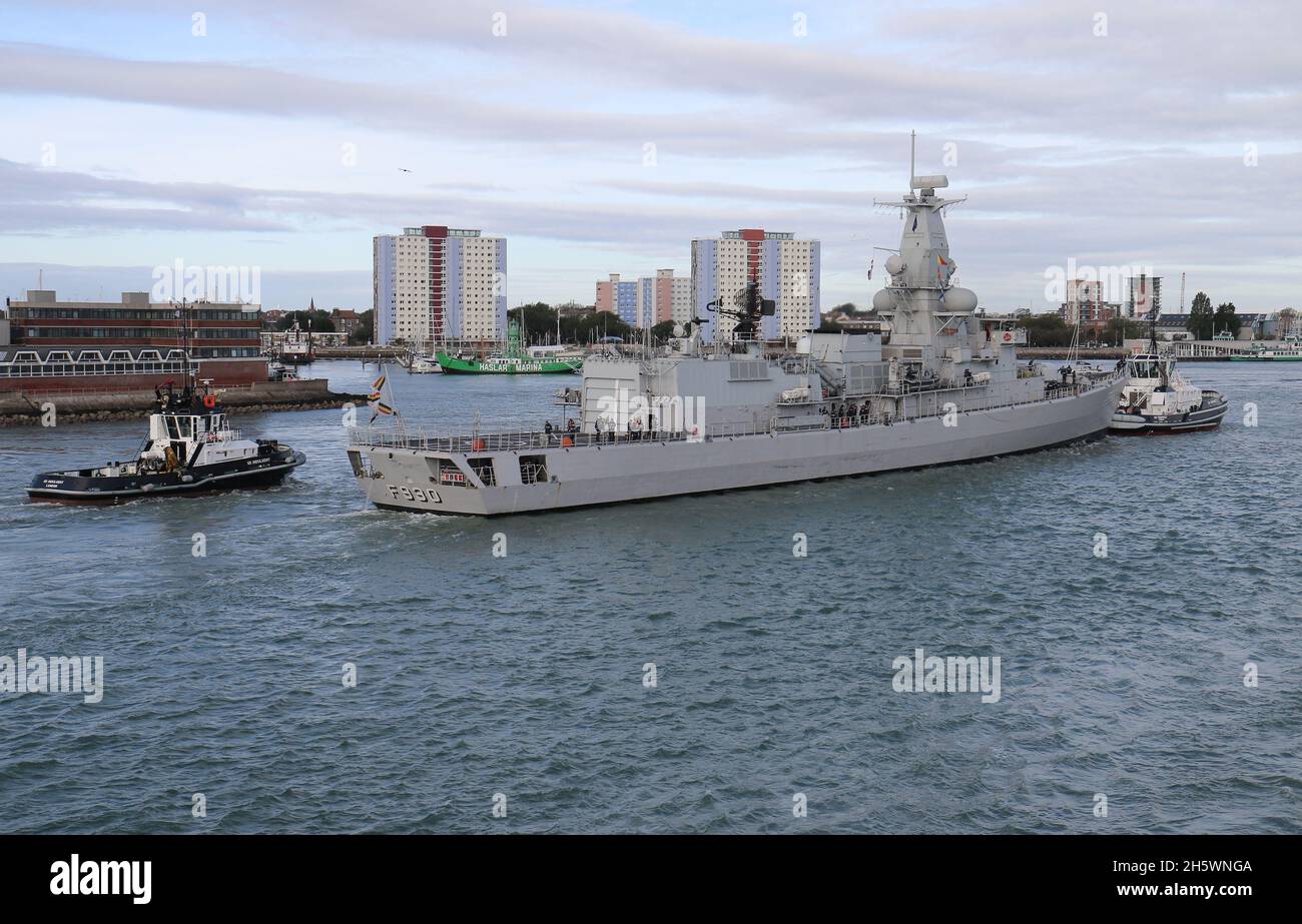 The tugs TEMPEST and INDULGENT guide the Belgian Navy ship BNS LEOPOLD 1 (F930) into harbour Stock Photo