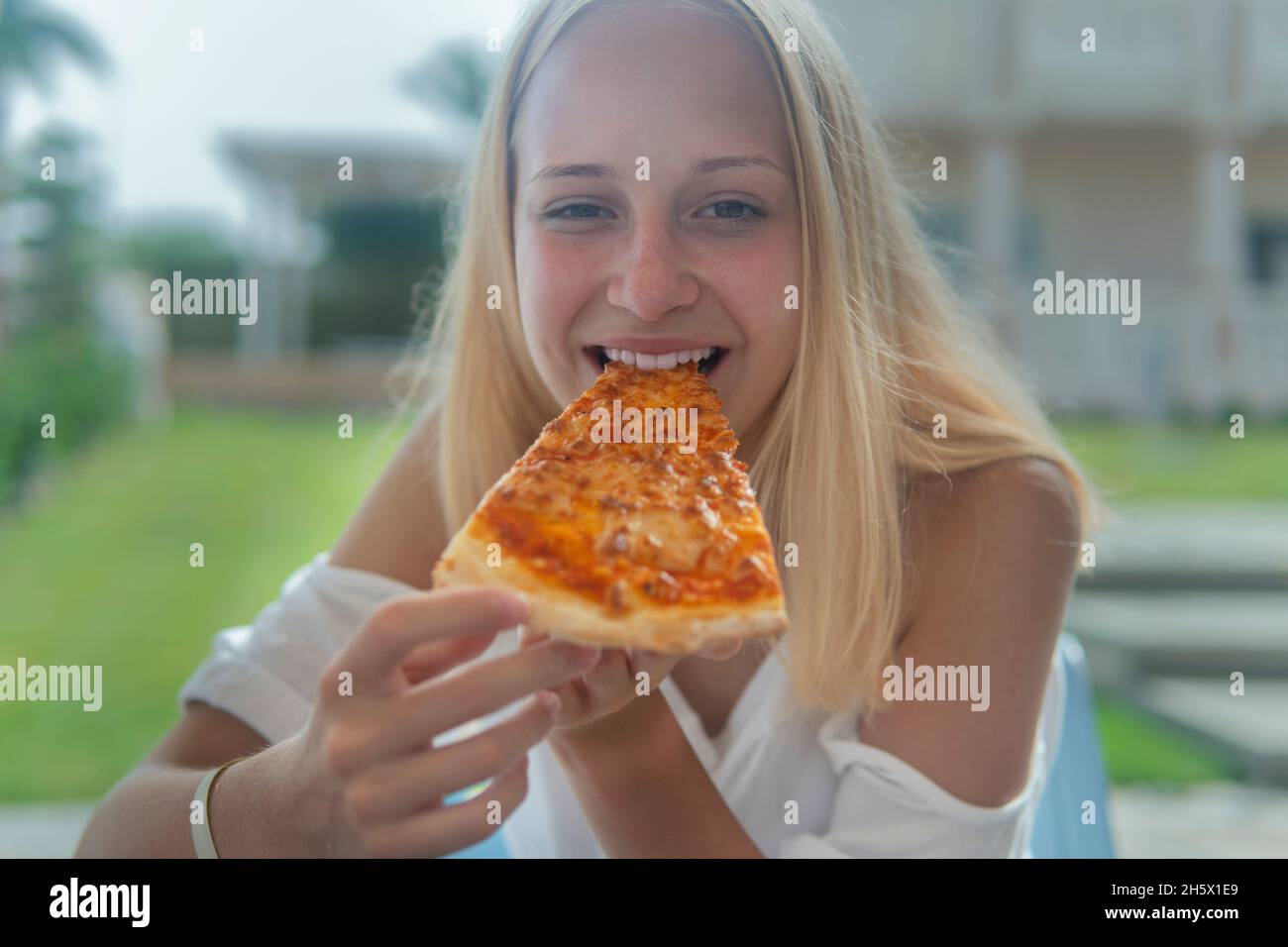 teen-girl-eating-fast-food-hi-res-stock-photography-and-images-alamy