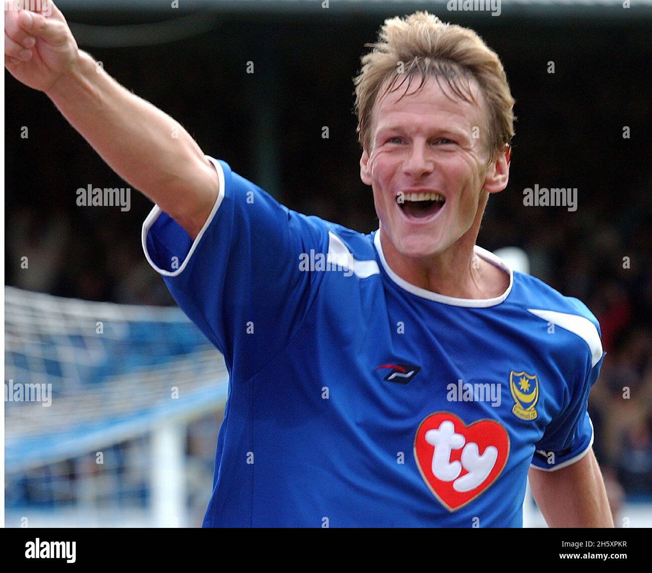 PORTSMOUTH V CHARLTON TEDDY SHERINGHAM SCORES. PIC MIKE WALKER 2003 Stock Photo Alamy
