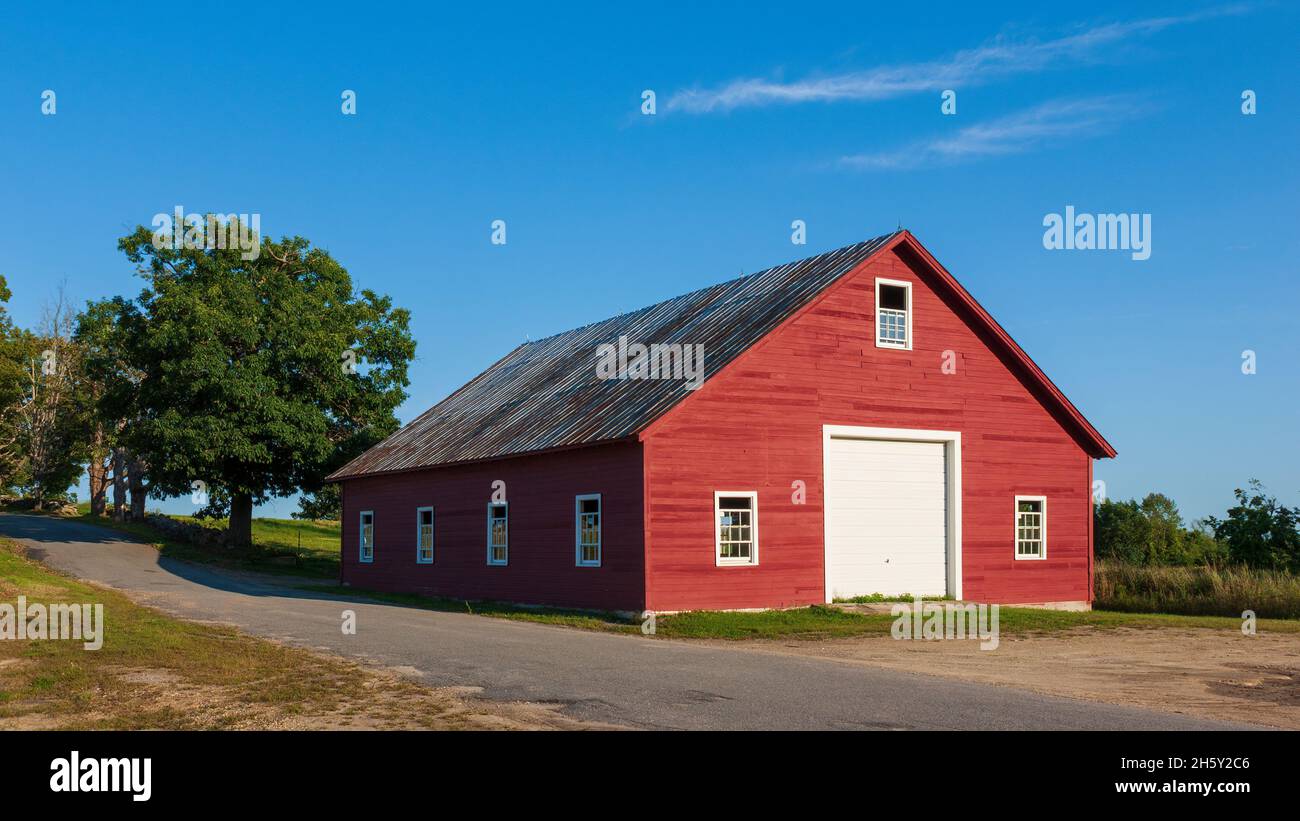 Quaint new england red barn hi-res stock photography and images - Alamy