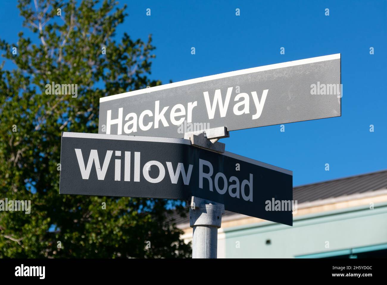 Hacker Way and Willow Road street sign at headquarters of Meta Platforms,  Inc., formerly known as Facebook, Inc - MenloPark, California, USA -  October Stock Photo - Alamy