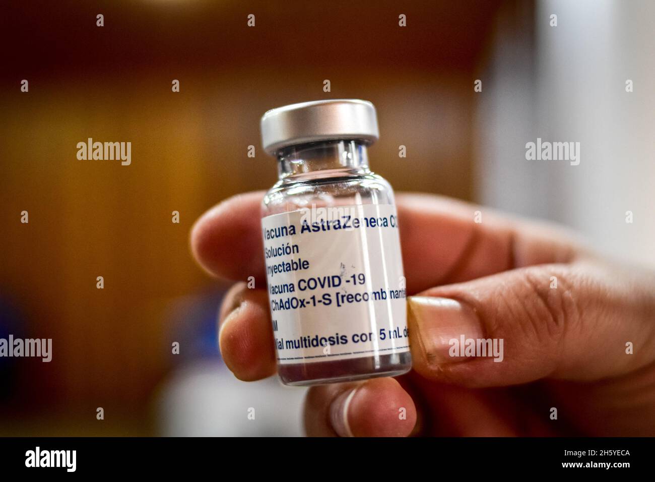A nurse vaccinator holds a vial of the AstraZeneca COVID-19 Vaccine as The Colombian goverment begins to vaccinate children between ages 3 to 11 against the Coronavirus disease (COVID-19) with the China's SINOVAC vaccine, in Ipiales - Narino, Colombia on November 8, 2021 Stock Photo